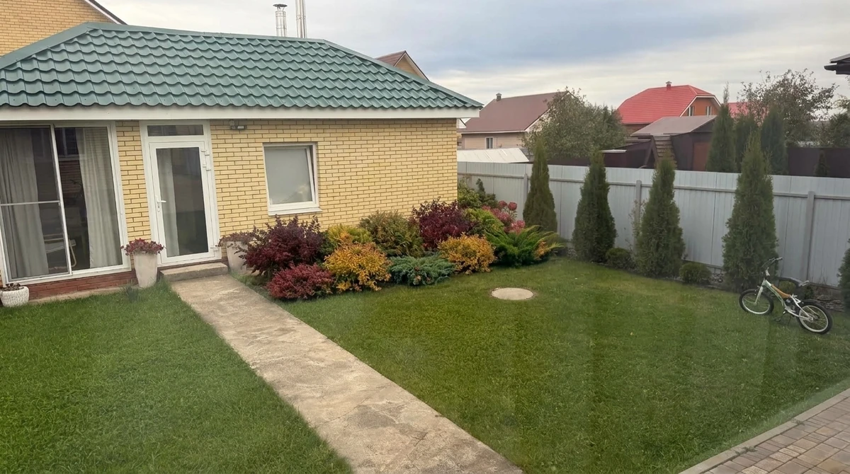 Ландшафтный дизайн в стиле Контемпорари — Участок от нейросети RoomGPT