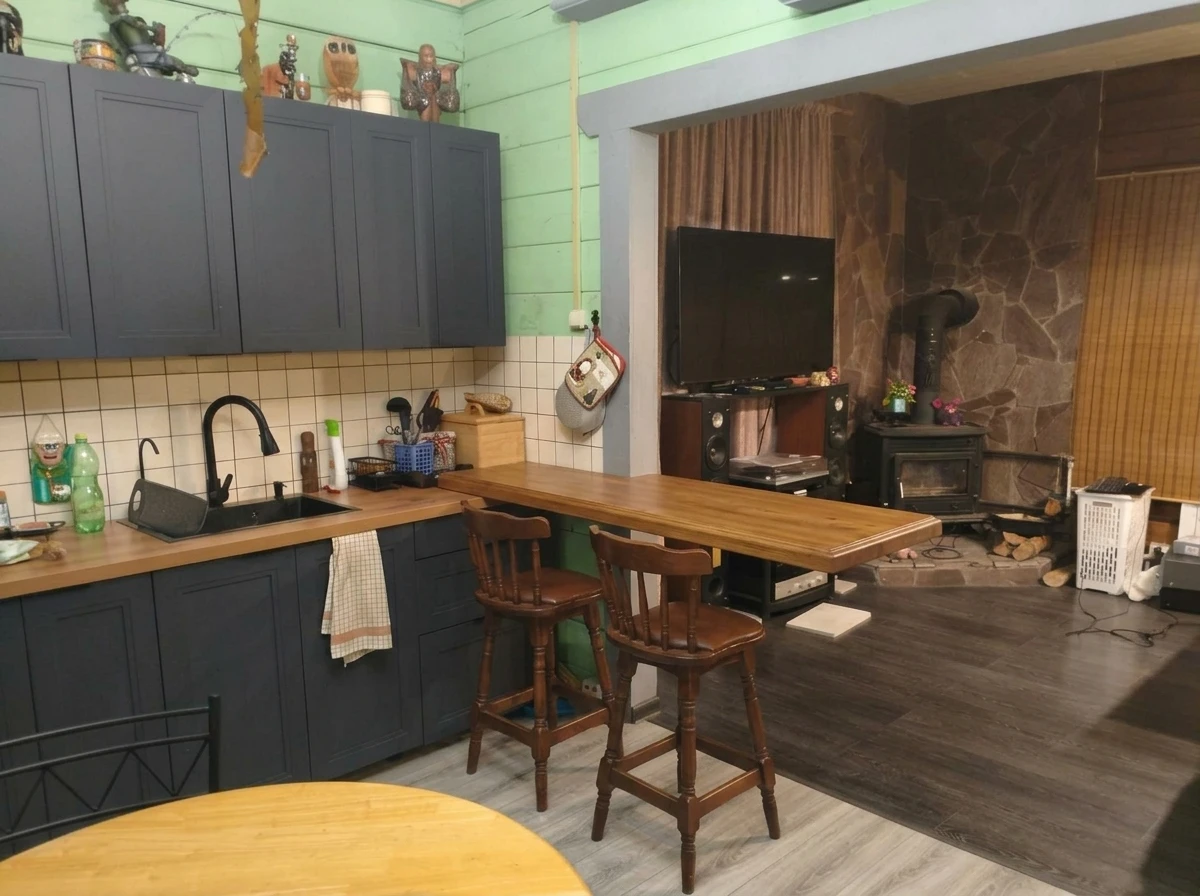 Дизайн кухни в стиле Классика — фото интерьера от нейросети RoomGPT