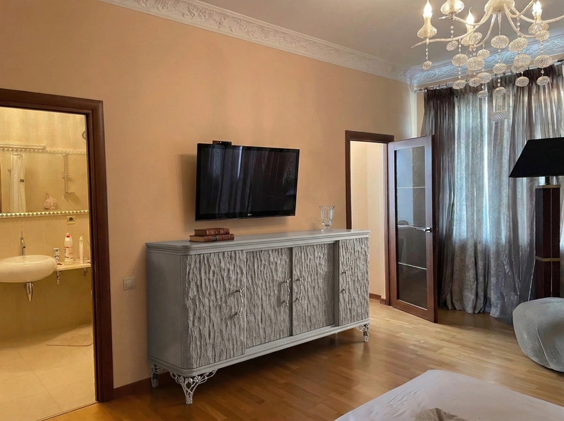 Дизайн спальни в стиле Классика — фото интерьера от нейросети RoomGPT