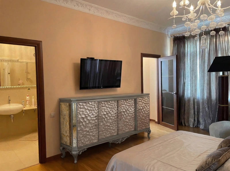 Дизайн спальни в стиле Классика — фото интерьера от нейросети RoomGPT