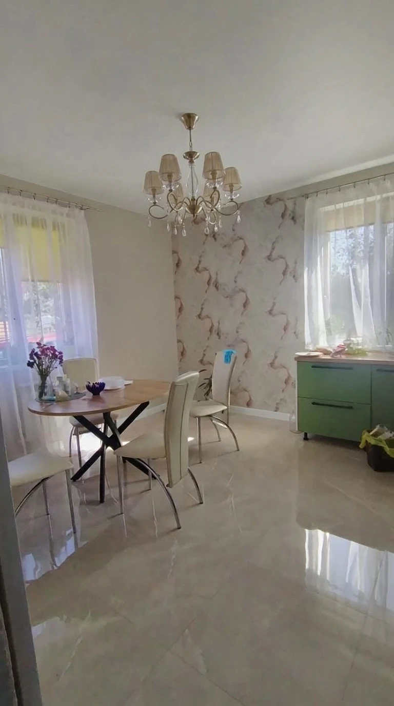 Дизайн кухни в стиле Классика — фото интерьера от нейросети RoomGPT