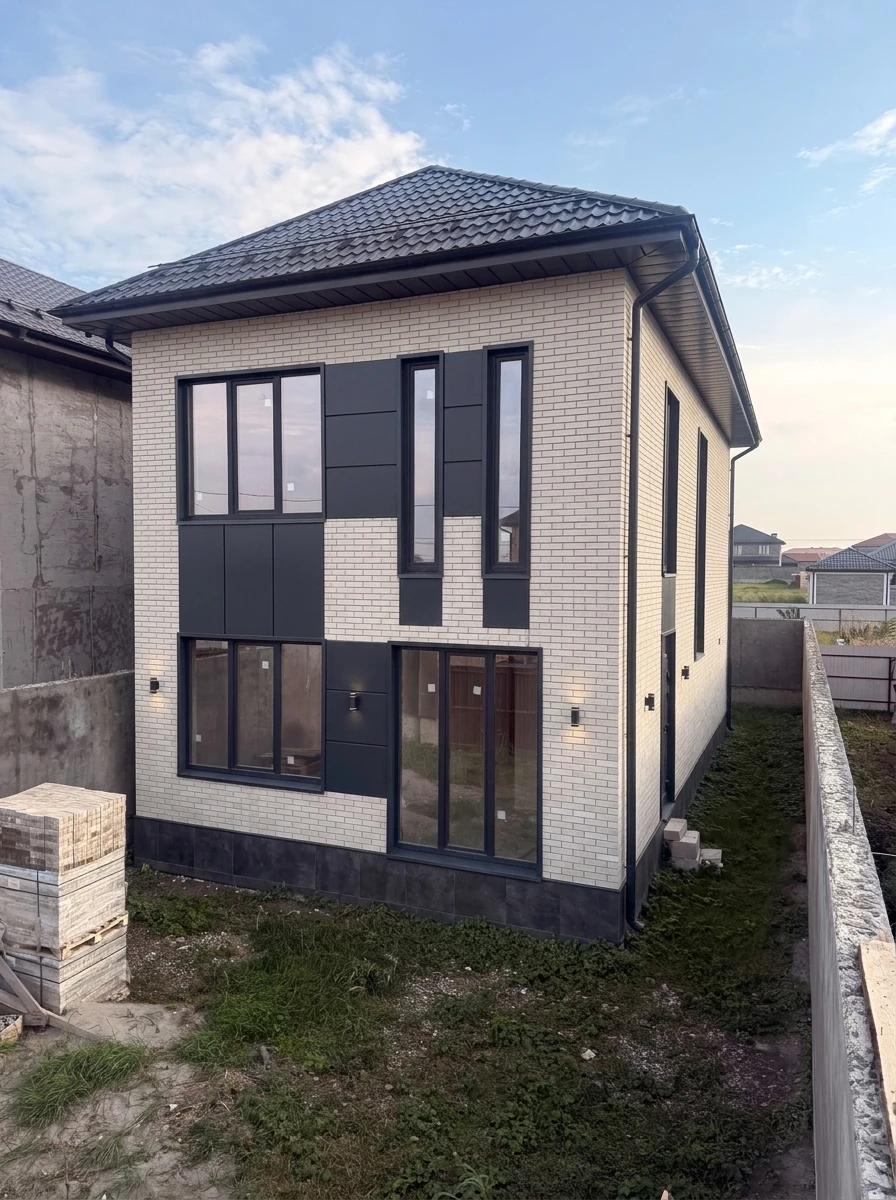 Дизайн фасада в стиле Блэктэк — фото фасада от нейросети RoomGPT