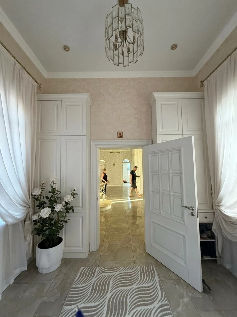 Дизайн прихожей в стиле Неоклассика — фото интерьера от нейросети RoomGPT