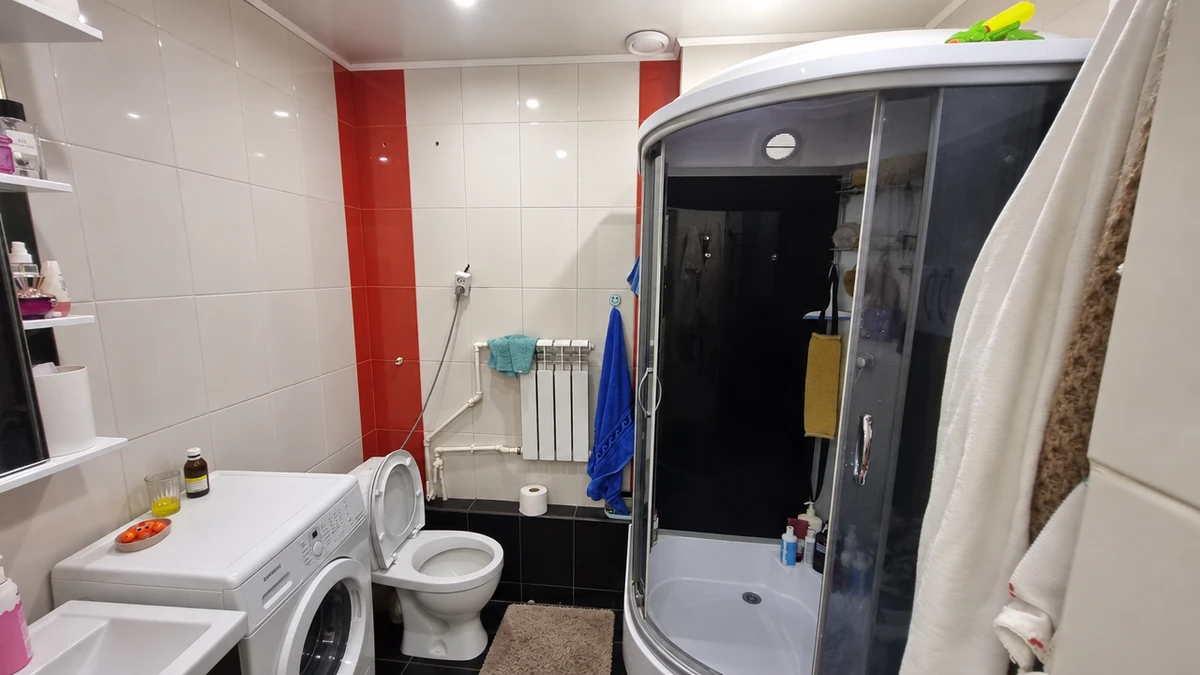 Дизайн ванной в стиле Контемпорари — фото интерьера от нейросети RoomGPT