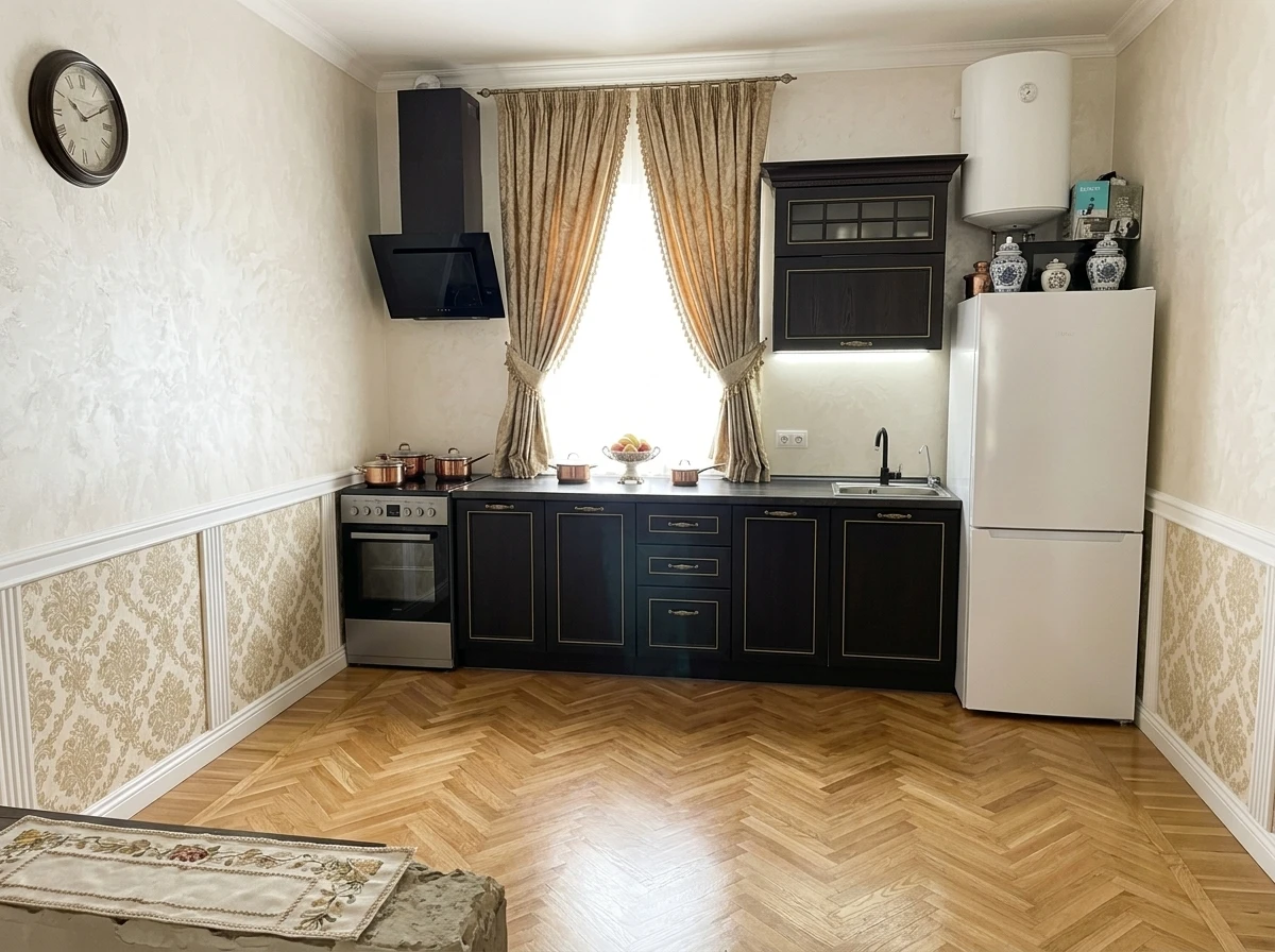 Дизайн кухни в стиле Классика — фото интерьера от нейросети RoomGPT