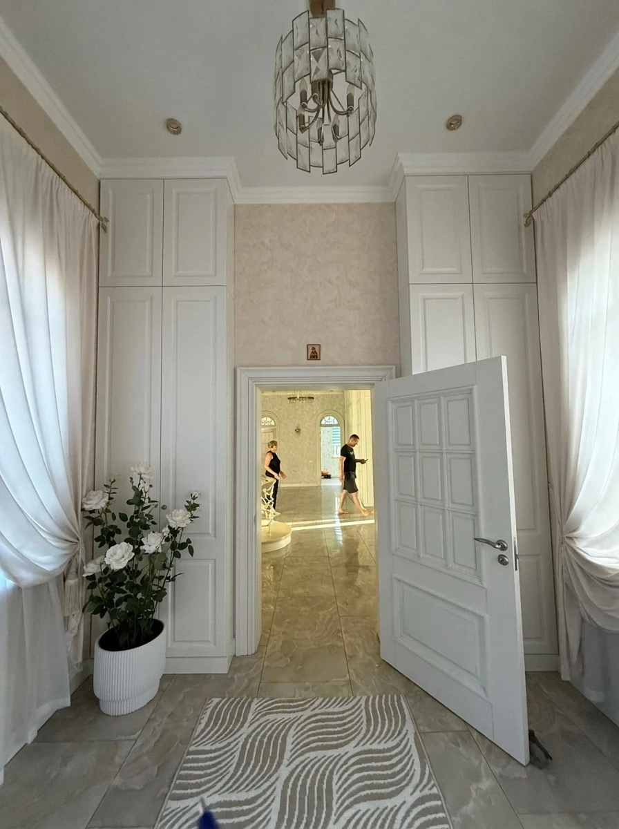 Дизайн прихожей в стиле Неоклассика — фото интерьера от нейросети RoomGPT