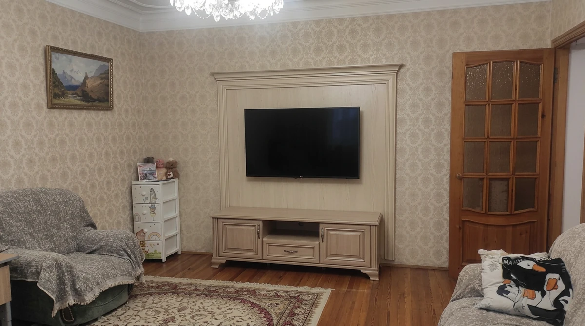 Дизайн гостиной в стиле Классика — фото интерьера от нейросети RoomGPT
