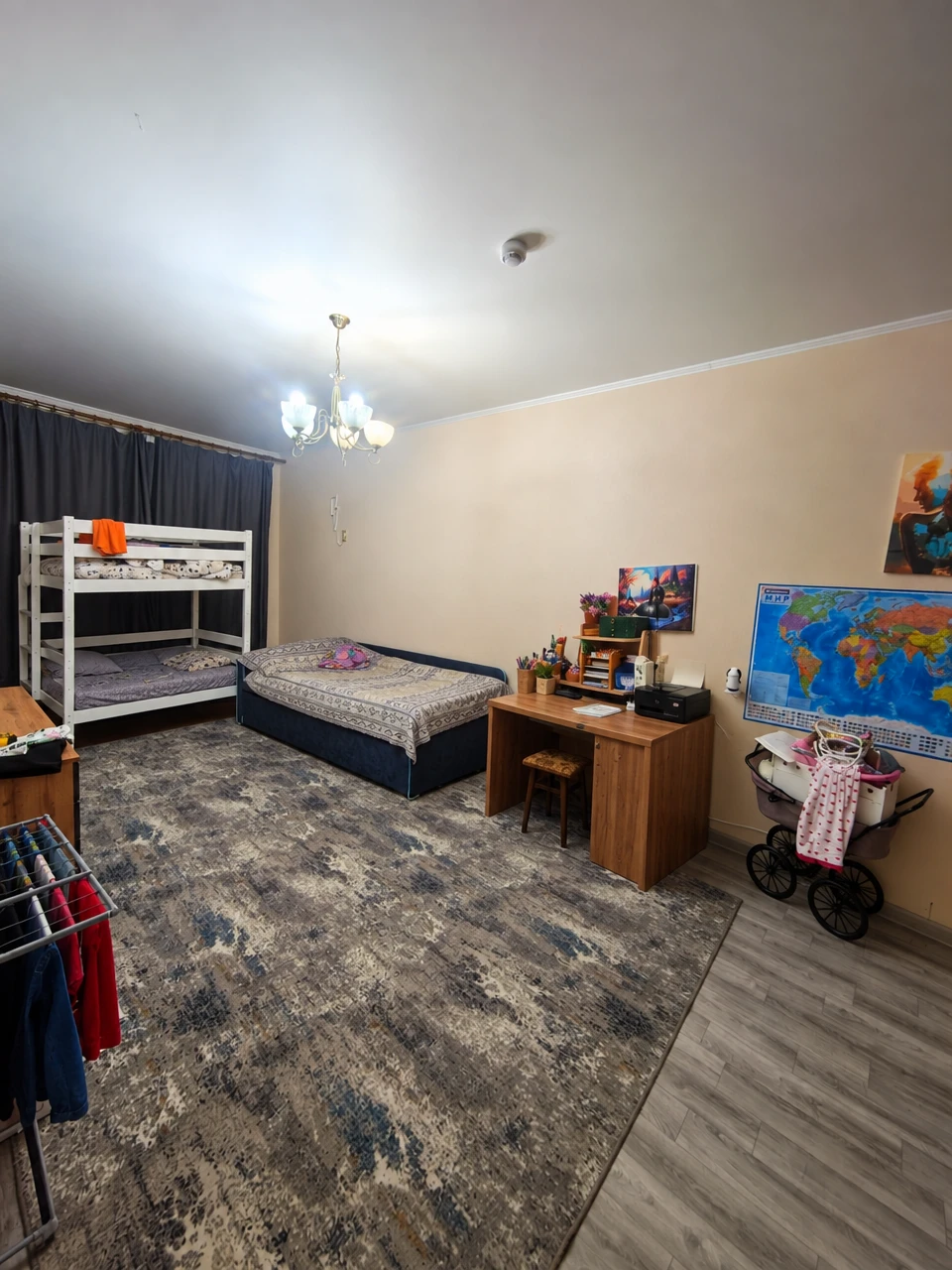 Дизайн детской в стиле Контемпорари — фото интерьера от нейросети RoomGPT