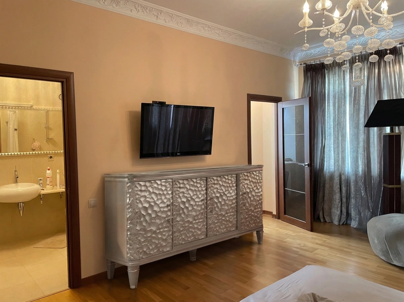 Дизайн спальни в стиле Классика — фото интерьера от нейросети RoomGPT