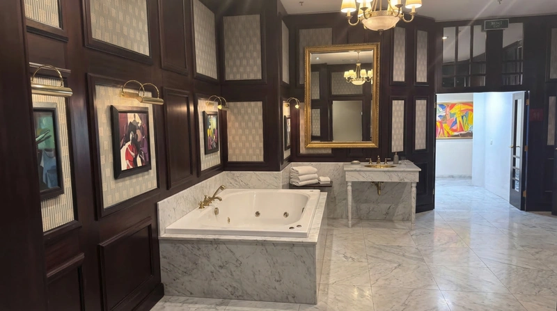 Дизайн ванной в стиле Классика — фото интерьера от нейросети RoomGPT