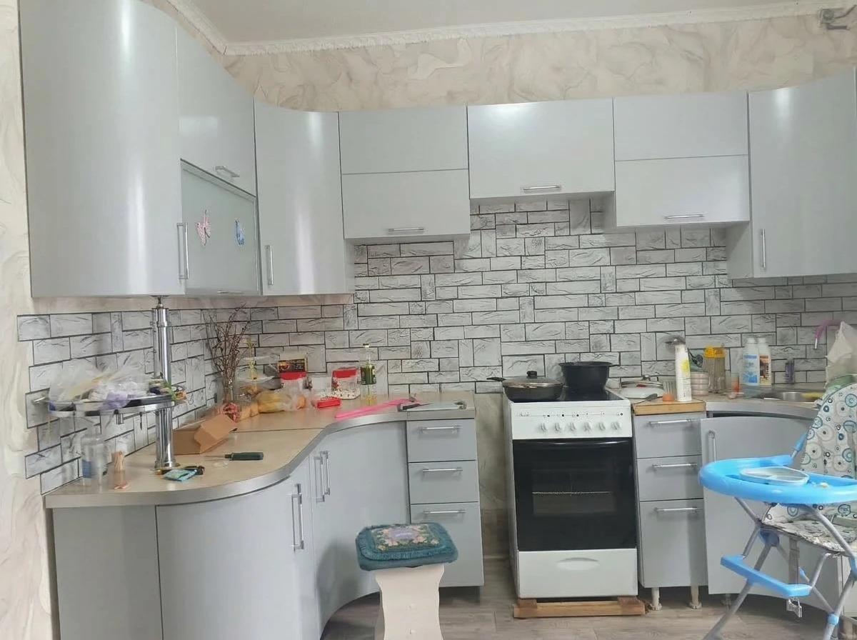 Дизайн кухни в стиле Классика — фото интерьера от нейросети RoomGPT