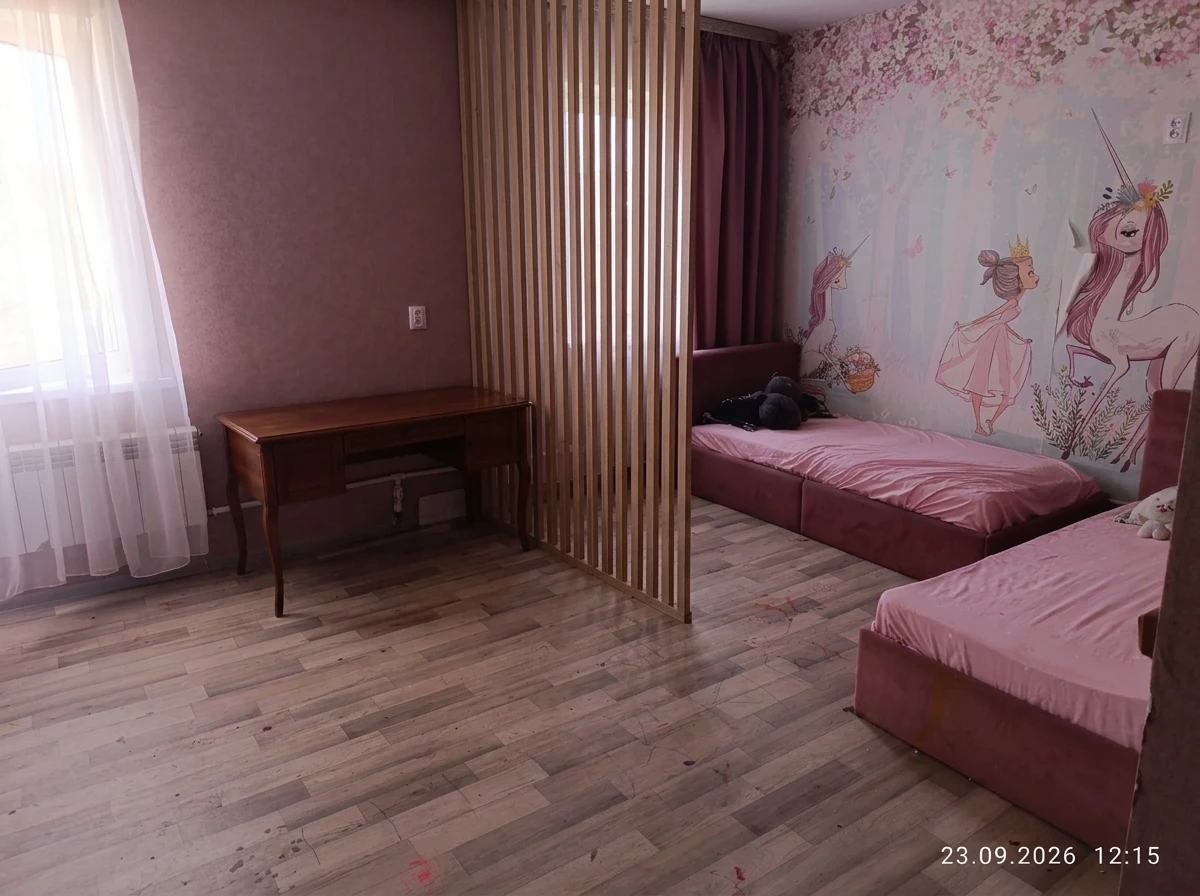 Дизайн детской в стиле Классика — фото интерьера от нейросети RoomGPT