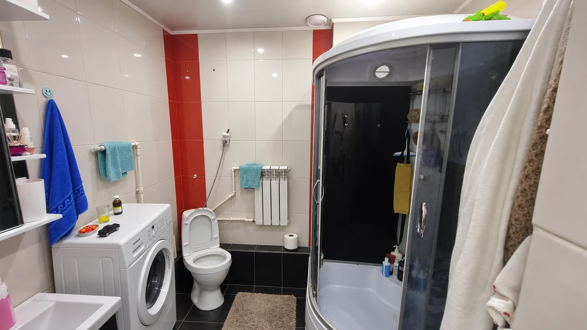 Дизайн ванной в стиле Контемпорари — фото интерьера от нейросети RoomGPT