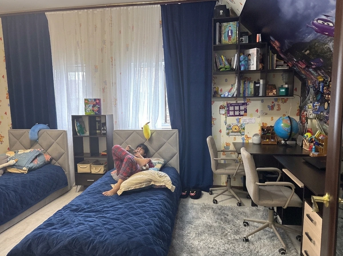 Дизайн детской в стиле Контемпорари — фото интерьера от нейросети RoomGPT