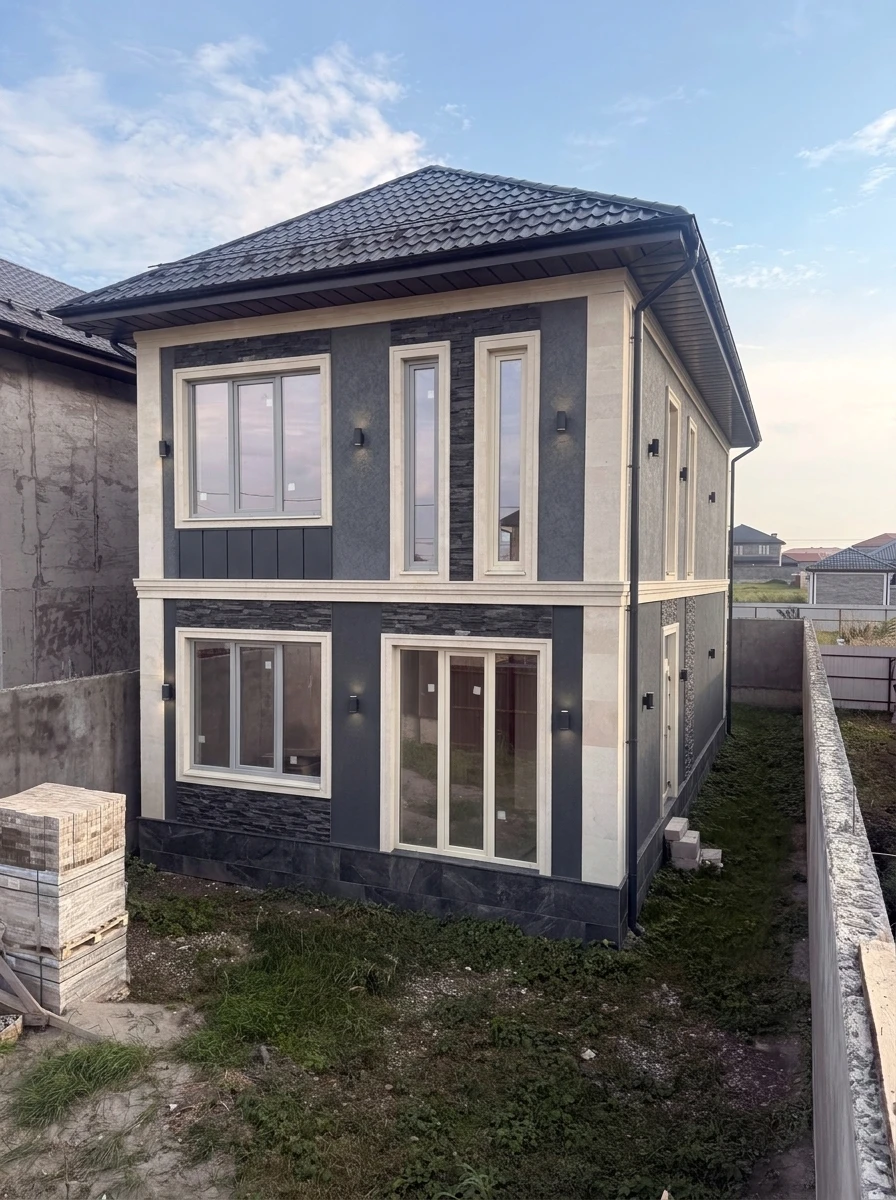 Дизайн фасада в стиле Блэктэк — фото фасада от нейросети RoomGPT