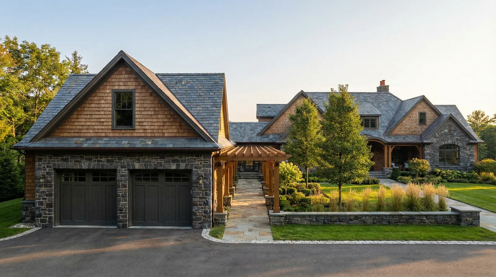 Фасад гаража в едином стиле с домом