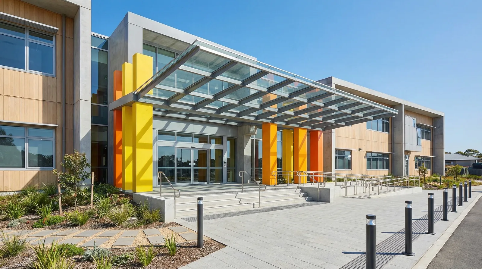 Оформление входной группы школы и навигация на фасаде